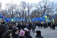 В Мариинку подтягиваются сторонники регионалов, а Евромайдан собирает колонну для шествия к парламенту